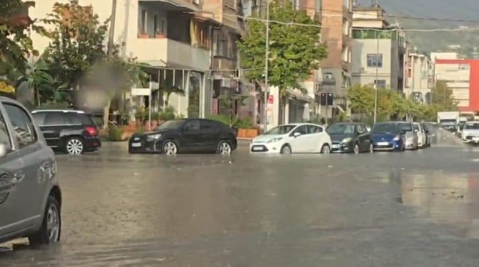 Përmirësohet situata në Vlorë, rikthehen në banesa familjet që u përmbytën