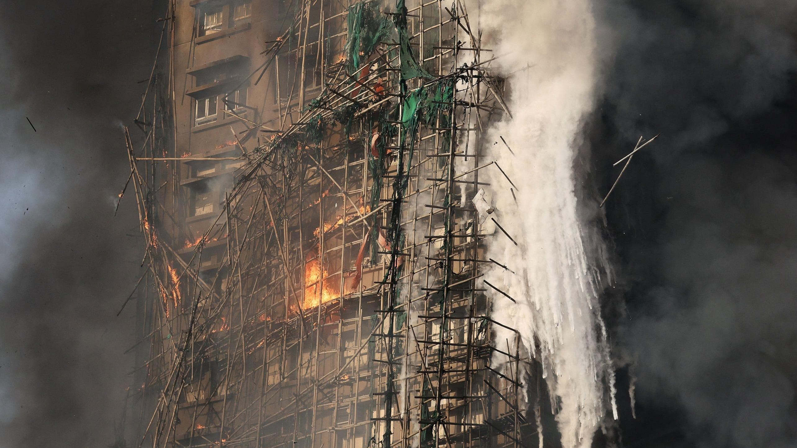 Vazhdojnë kërkimet për të zhdukurit në Hong Kong pas flakëve vdekjeprurëse