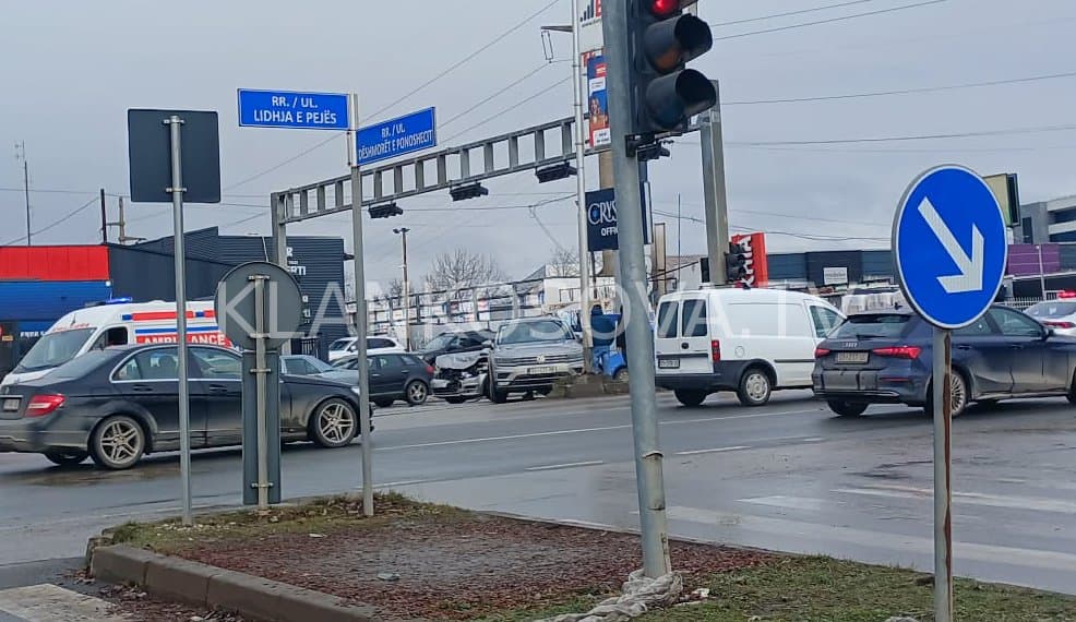 Aksident në rrugën Prishtinë - Fushë-Kosovë, ambulanca në vend të ngjarjes