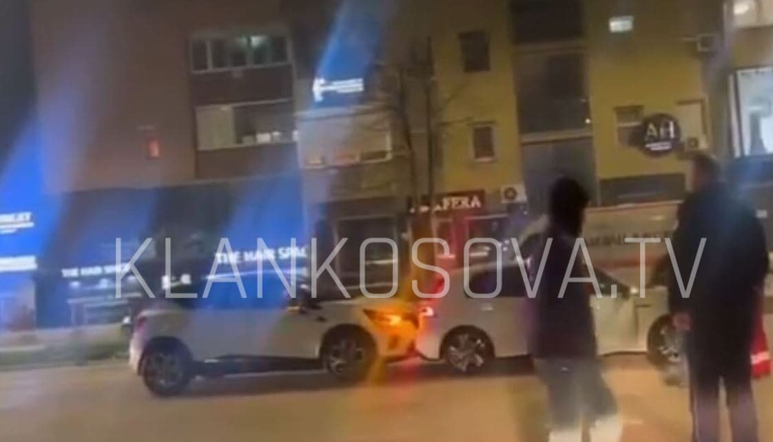 Aksident mes dy veturave në Prishtinë (VIDEO)