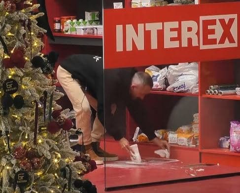 “Bereqeti në tokë, njerëz të pafytyrë”, Arditi nervozohet kur sheh gjendjen e dyshemesë (VIDEO)