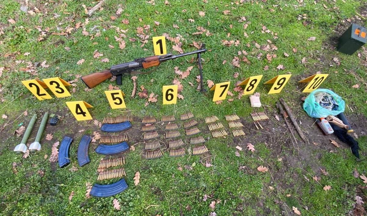 Arsenal i fshehur në Leposaviq, policia zbulon municion e pajisje ushtarake në dy aksione - një i arrestuar
