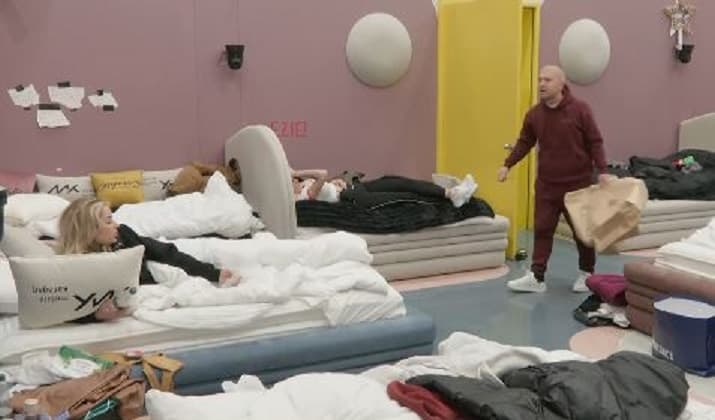 Labi i drejtohet Elijonës: Gacë e mbulume je, krejt çikat janë kundër teje (VIDEO)