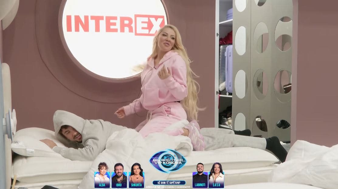 Benita e surprizon Toneyn, i bën masazh (VIDEO)