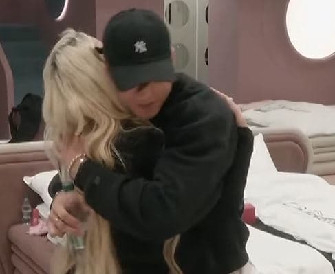 Moment i bukur: Benita dhe Klodi përqafohen (VIDEO)
