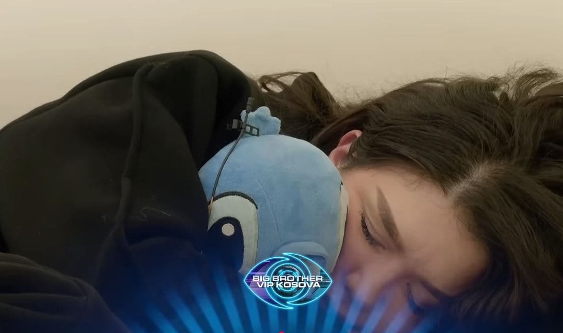 Alba qan me dënesë duke përqafuar arushin (VIDEO)