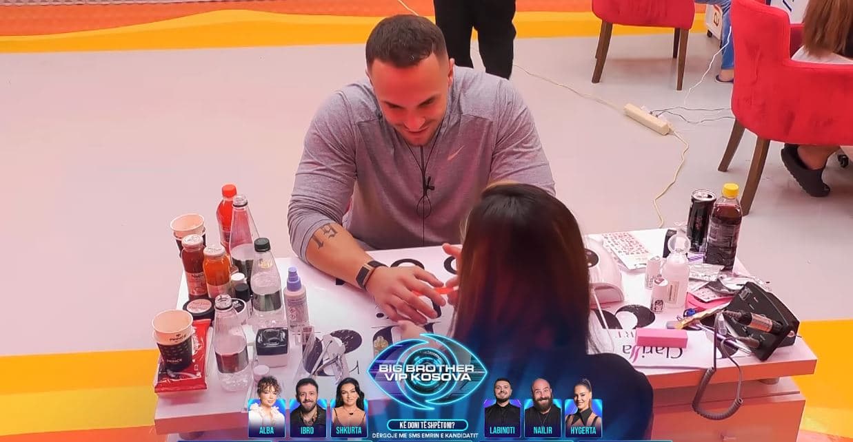 Edi rregullon thonjtë, frikësohet mos e kapin kamerat (VIDEO)
