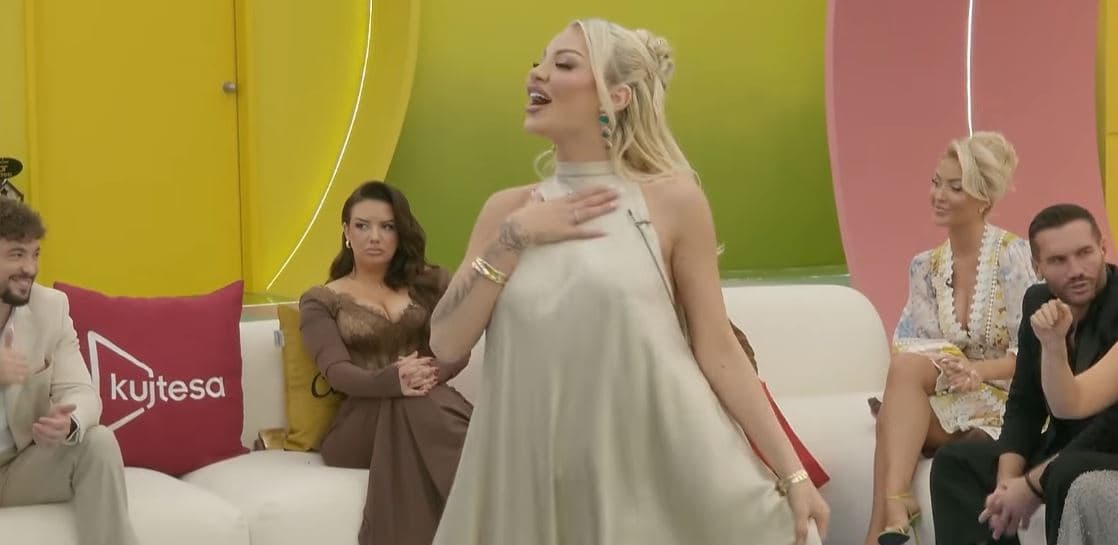 "Eskalon" Benita, çohet në këmbë për të marrë vëmendje (VIDEO)