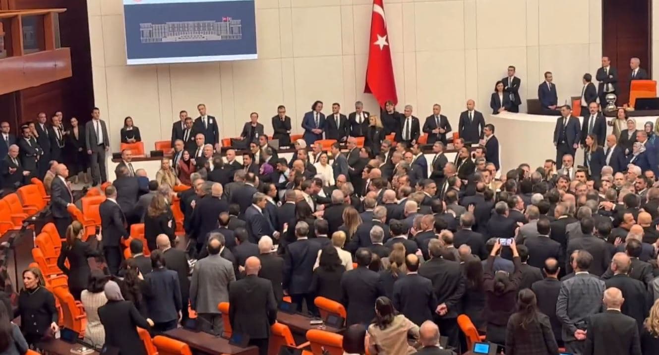 Deputetët turq përleshen gjatë debatit për buxhetin (VIDEO)