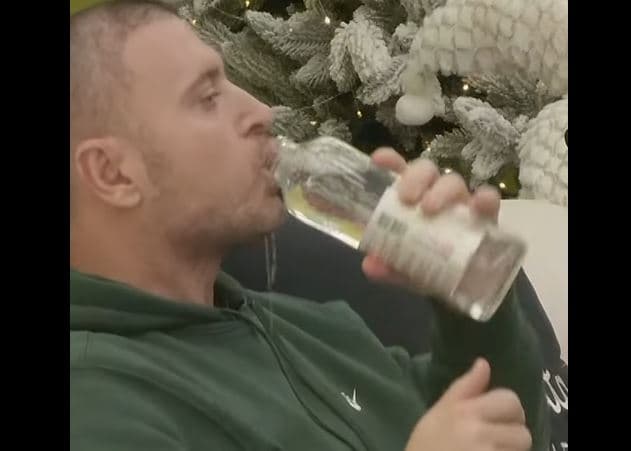 Labi pi nga shishja e mbushur me detergjent nga Alba (VIDEO)