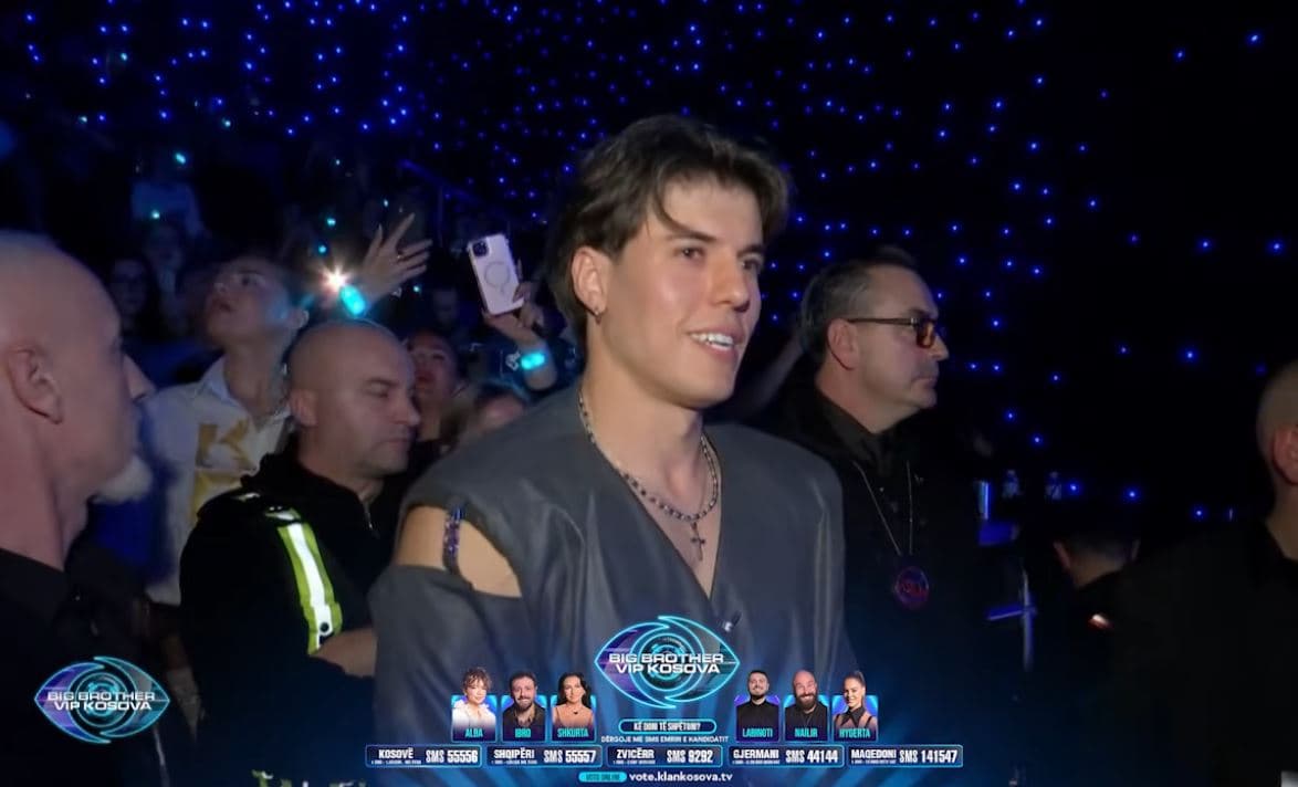 Momente emocionale për Klodin, ndjek koncertin e Alban Skenderajt në mesin e mijëra shikuesve (VIDEO)