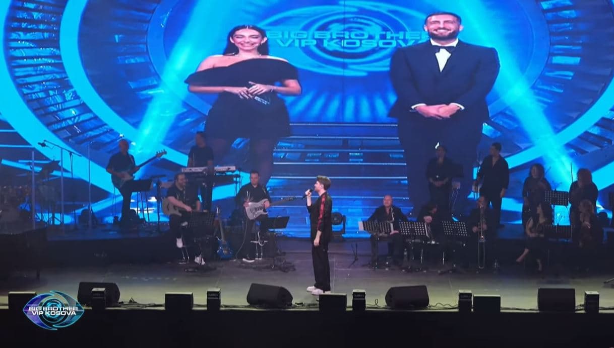 Alban Skenderaj i drejtohet Klodit me disa fjalë, pasi e kuptoi se ishte në publik (VIDEO)