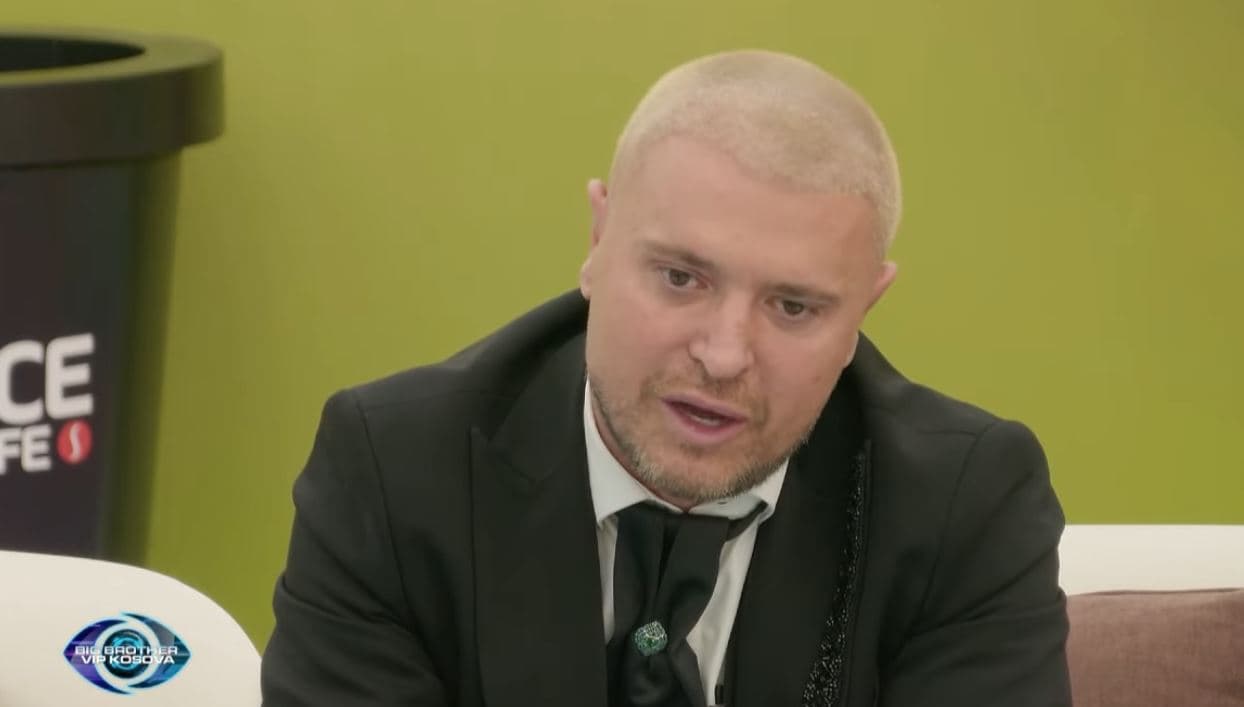 Labi merr mesazh nga motra: Mos u merr me ofendimet (VIDEO)