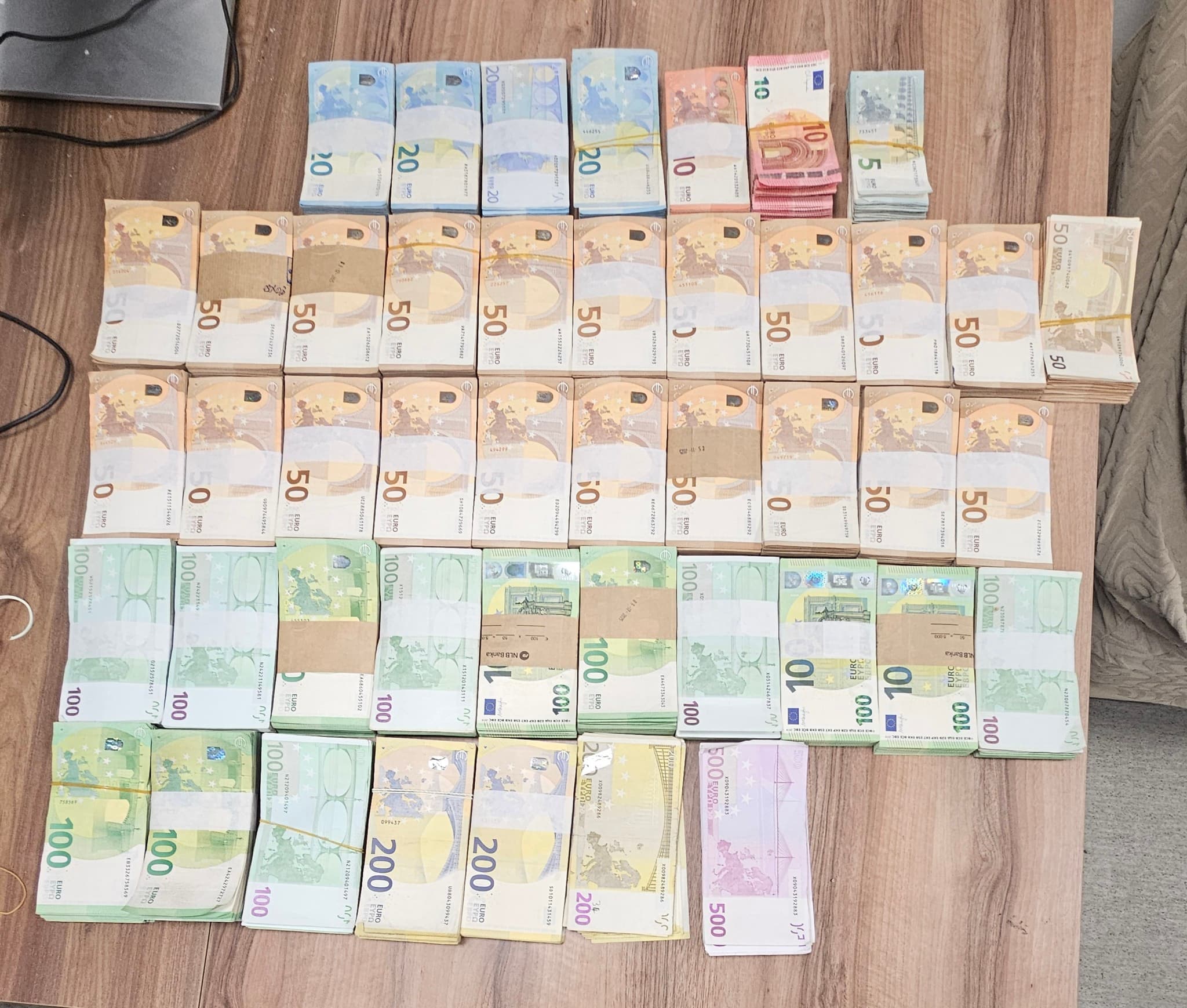 Dogana zbulon rreth 300 mijë euro të padeklaruara në kufirin e Hanit të Elezit
