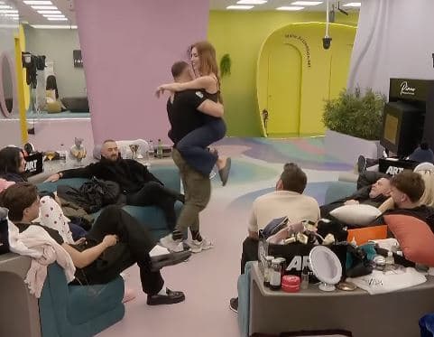 Edi mban në krah Bian, ajo qeshet (VIDEO)