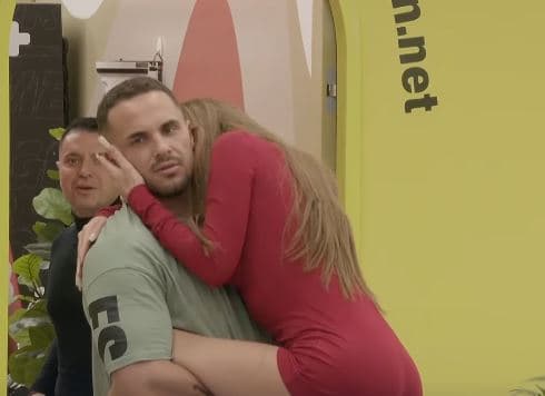 Bia e puth Edin në qafë, ‘tensionohet’ situata (VIDEO)