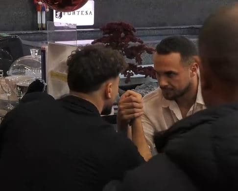 “Të mbys krejt, të ha”, Edi dhe Toney në mundje duarsh (VIDEO)