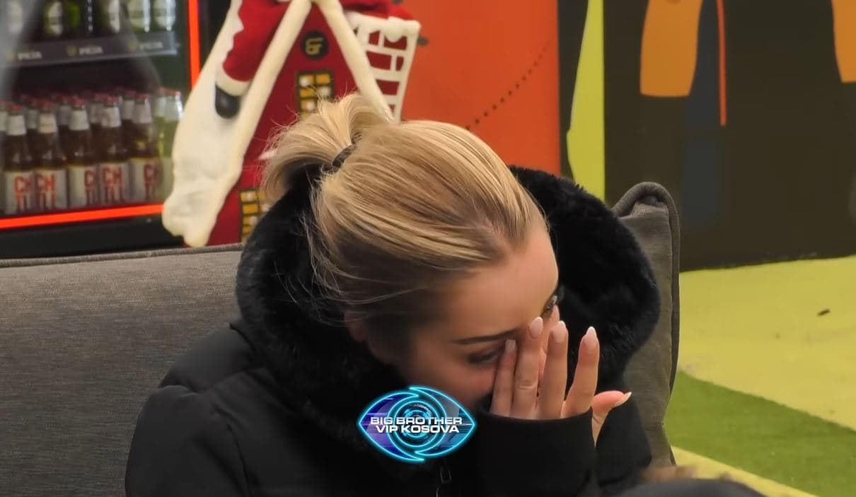 Elijona shpërthen në lot, e merr malli për familjen (VIDEO)