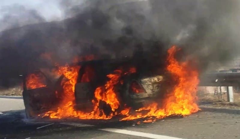 E rëndë në Vlorë: Merr flakë vetura, gjendet i djegur një person