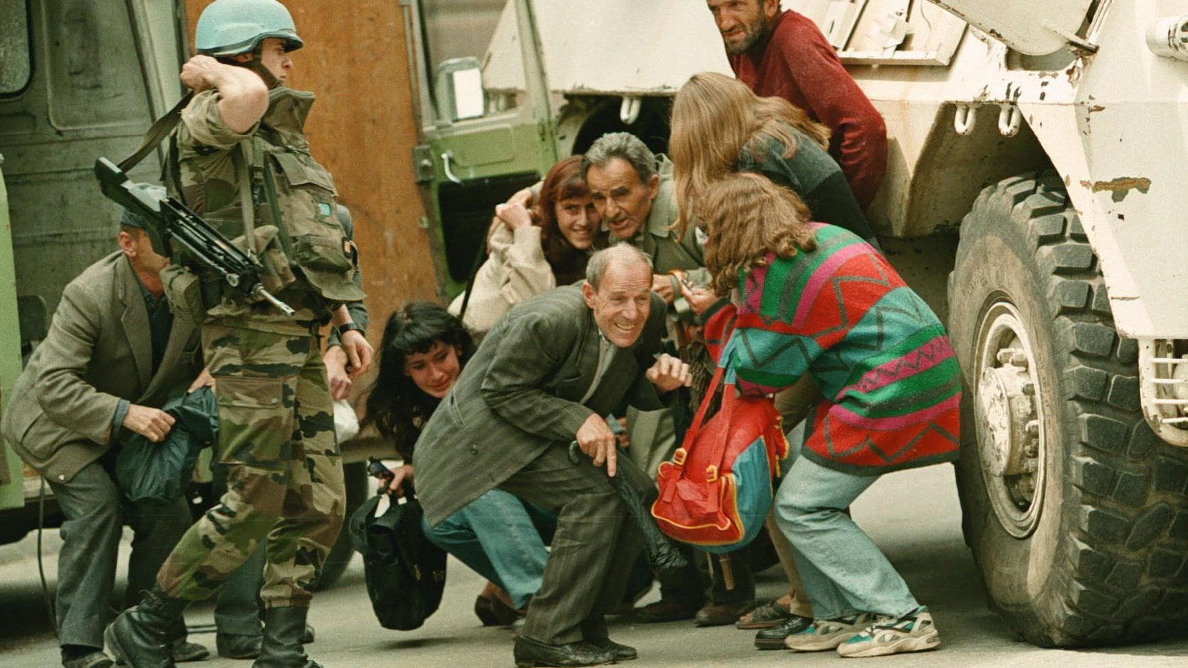 “Sarajevo Safari”: Turistët paguanin të vrisnin njerëz për argëtim (VIDEO)