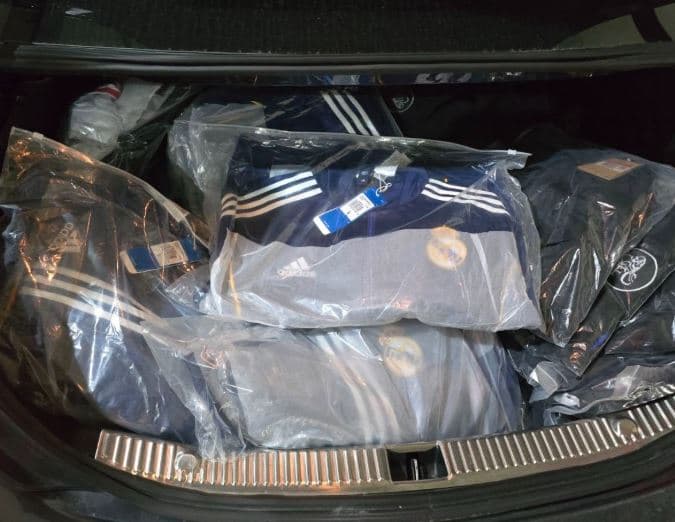 Veshjet sportive s’kalojnë kufirin e Vërmicës, ndalohen në Doganë
