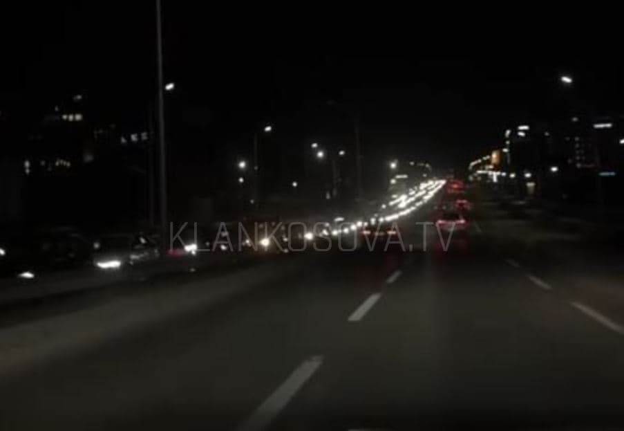 Kolonë e madhe te Rrethi i Spitalit në Prishtinë (VIDEO)