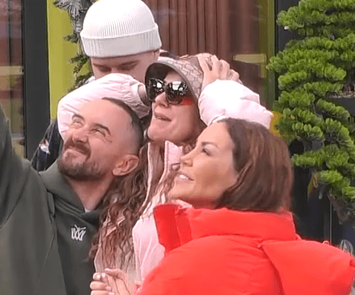 Moment tejet emocionues, vajza i çon dron Hygertës (VIDEO)