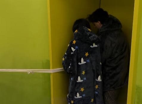 Labinoti, Jasmina dhe Bia “ngujojnë” banorët në dhomën e gjumit (VIDEO)