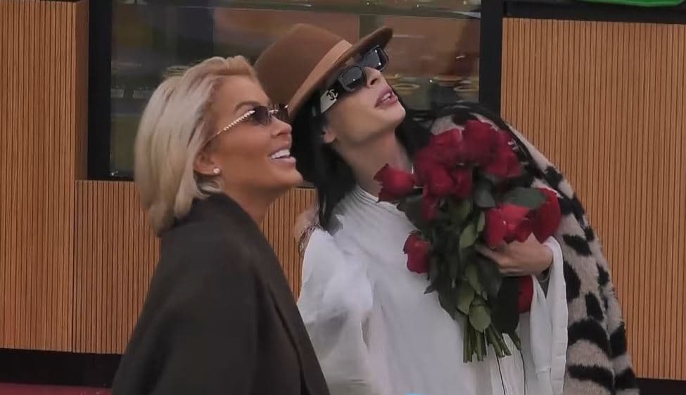 Surprizë nga qielli, parashutë dhe lule për Jasminën (VIDEO)