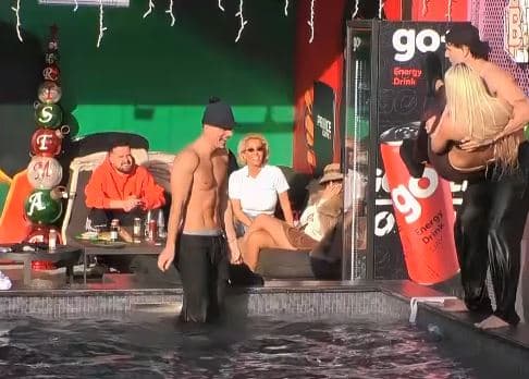 Klodi hedh Benitën në pishinë, ja reagimi i saj (VIDEO)
