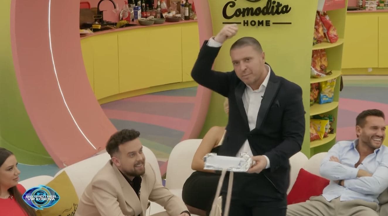 Labi i dhuron flokë Kushtrimit, ai i hedh pas kolltukut (VIDEO)