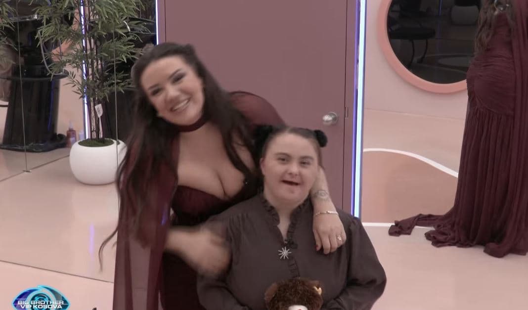 Sasa merr surprizë të bukur, mbesa dhe miqtë e saj i vijnë në vizitë (VIDEO)