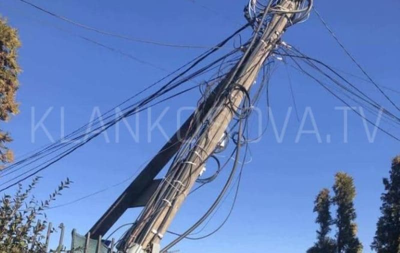 Shtylla elektrike në Dragodan gati të rrëzohet, banorët ndihen të rrezikuar