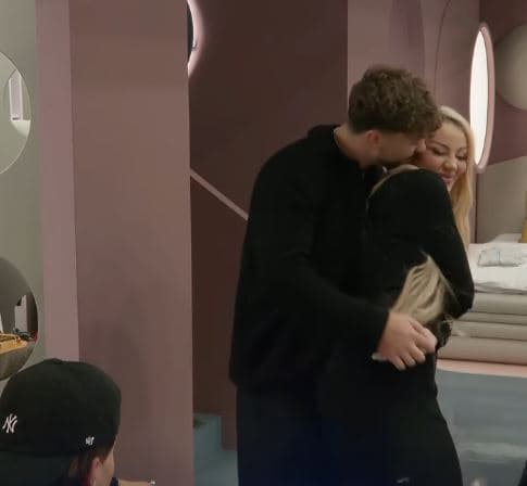 Toney e puth në faqe Benitën, Klodi i shikon (VIDEO)