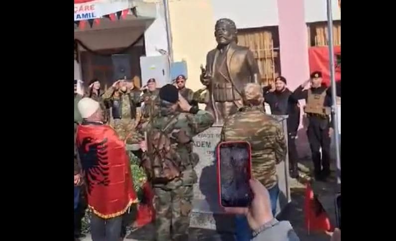 Pamje nga zbulimi i bustit të Adem Jasharit në Fier (VIDEO)