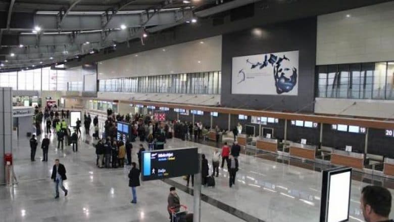 Një person kapet me thikë në aeroportin “Adem Jashari”