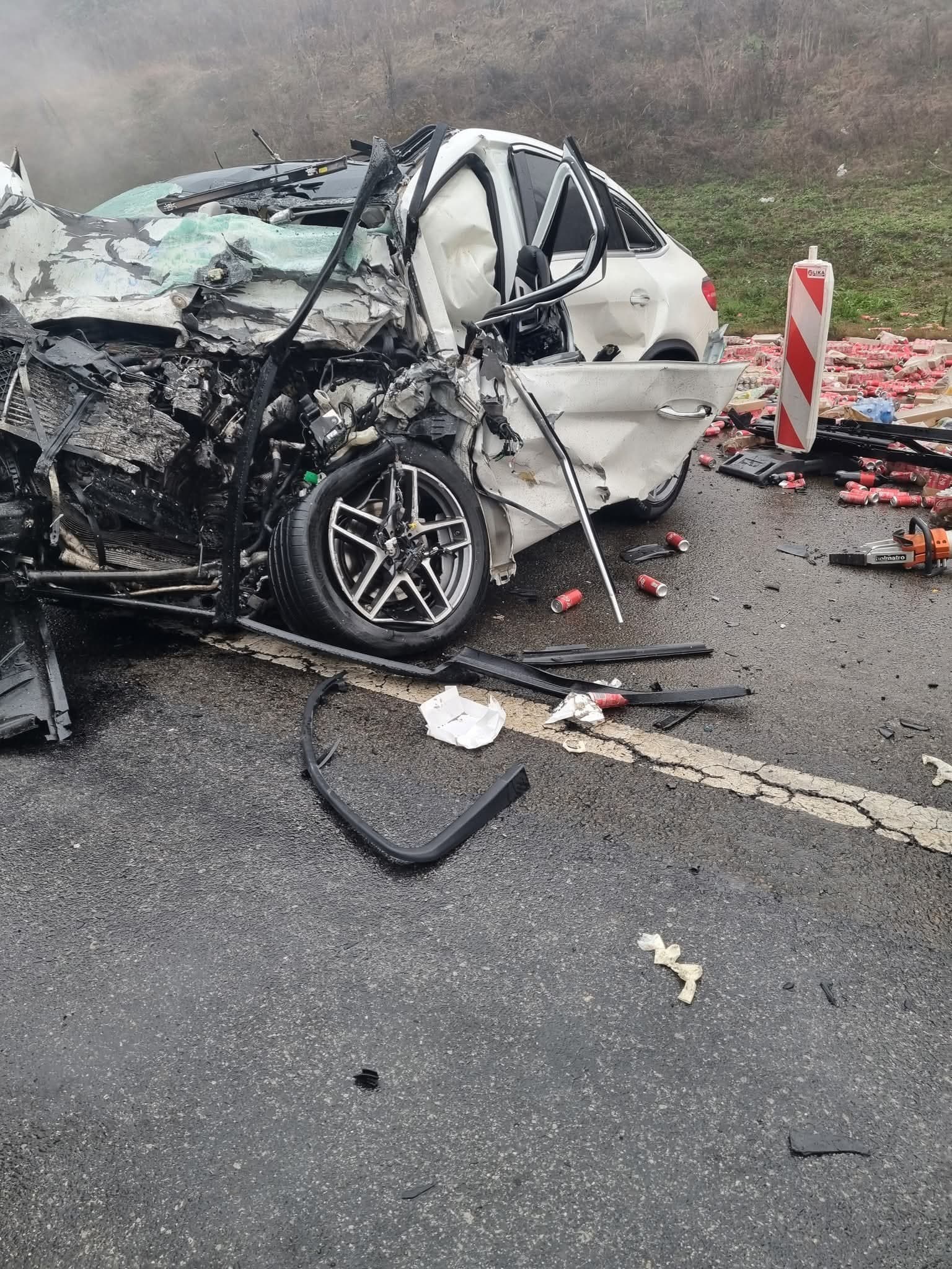 Pamje nga aksidenti i rëndë në “Ibrahim Rugova”, një kamion i rrokullisur (VIDEO)