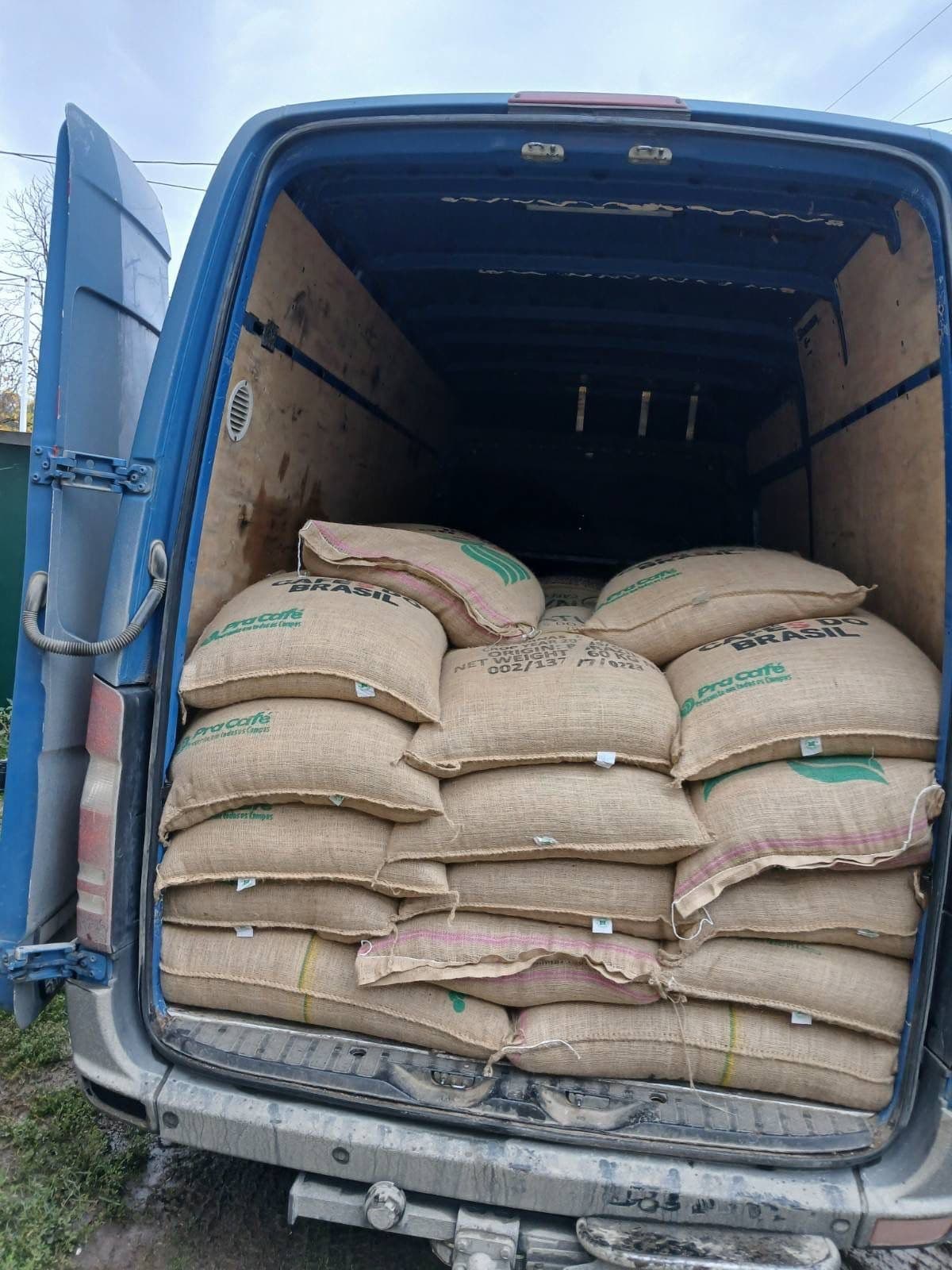 Policia ne Leposaviq kap furgonin e Serbisë me rreth 3600 kg kafe të kontrabanduar