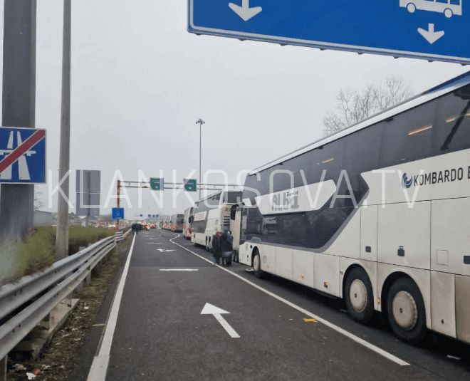 Bllok gjithandej, bashkatdhetarët po presin deri në 14 orë në kufirin Hungari-Serbi