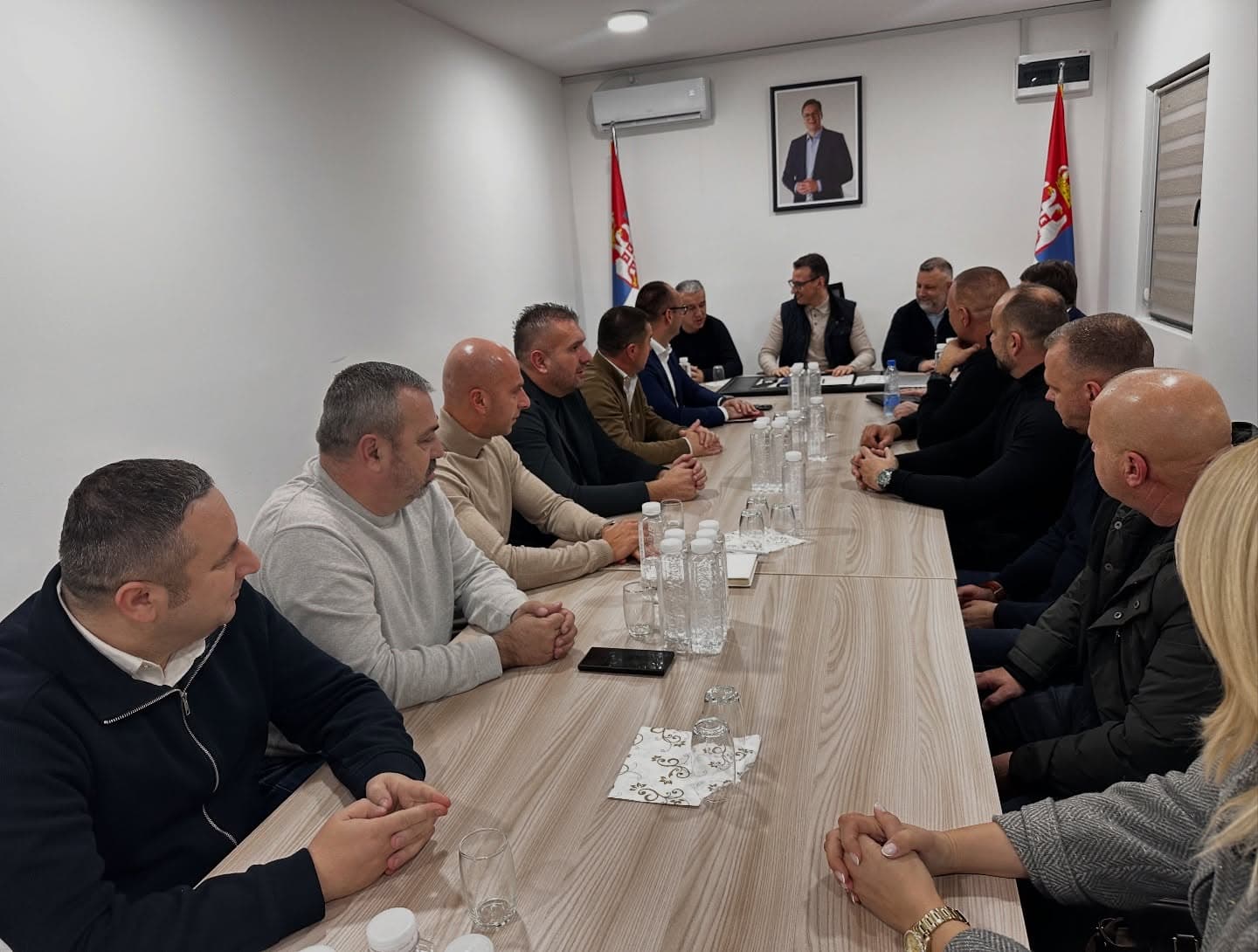 Pas betimit, kryetarët serbë të komunave në Kosovë i shkojnë Petkoviqit në Rashkë
