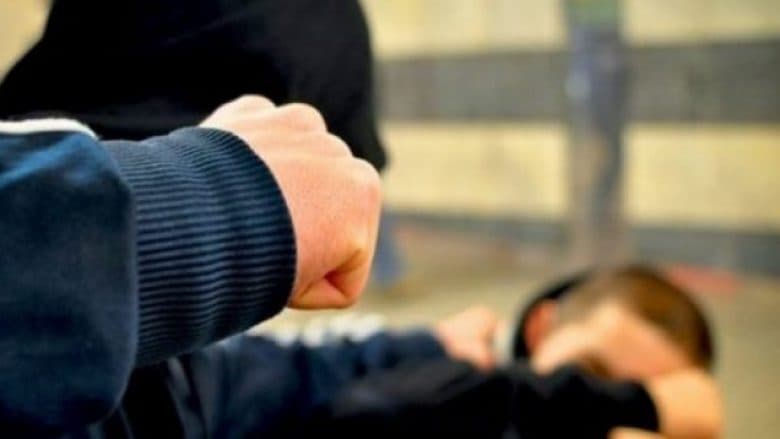Mosmarrëveshje në trafik, dy persona rrahen mes vete në Fushë Kosovë