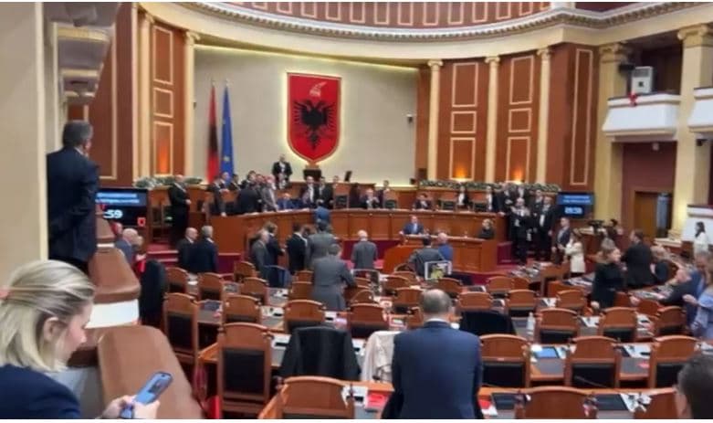 Përplasje të forta në Kuvendin e Shqipërisë, deputetët e opozitës zënë vendet e ministrave (VIDEO)