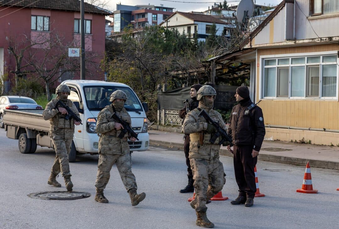 Policia turke arreston mbi 100 të dyshuar në bastisjet kundër ISIS-it