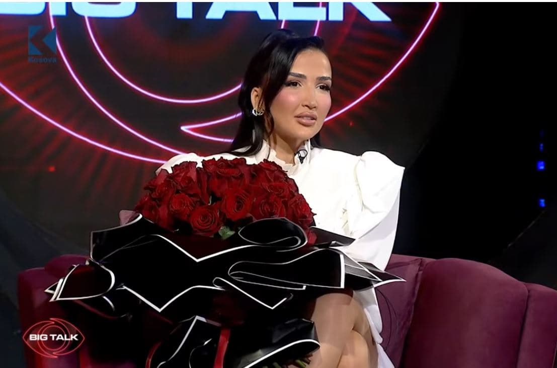 Xheneta surprizohet me një buqetë trëndafilash live në emision (VIDEO)