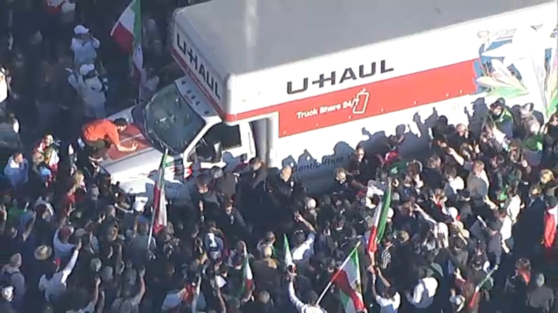 Arrestohet shoferi që drejtoi kamionin nëpër protestën anti-Iran në Los Angeles