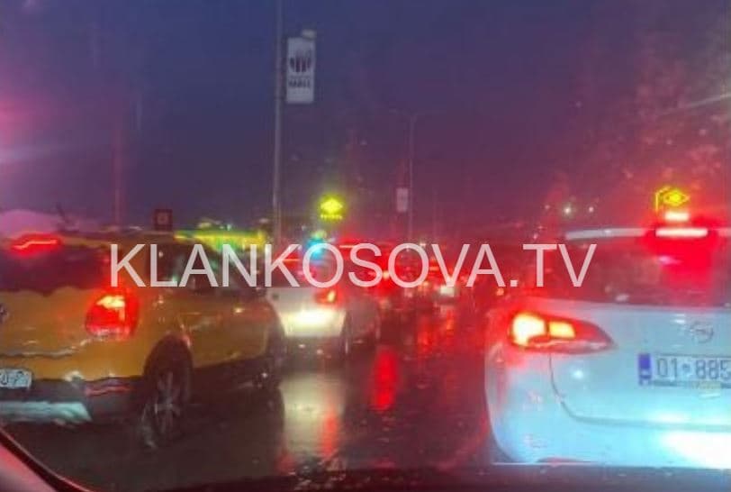 “Në kolonë që 1 orë e gjysmë”, fluksi i madh i veturave bllokon rrugën Prishtinë-Ferizaj
