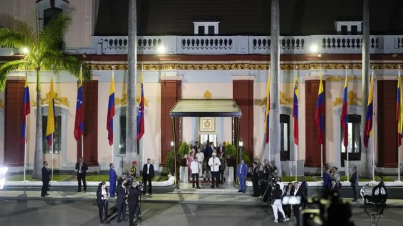 Të shtëna me armë zjarri u dëgjuan pranë pallatit presidencial të Venezuelës gjatë natës