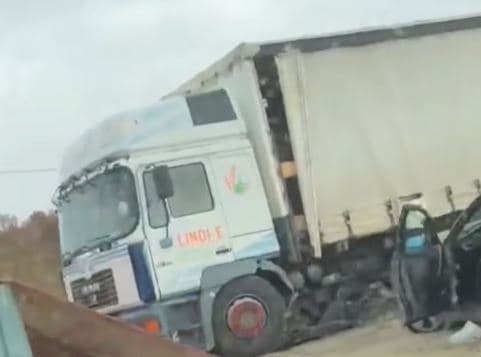 Aksidentohen vetura me kamion në Malishevë, lëndohet një person