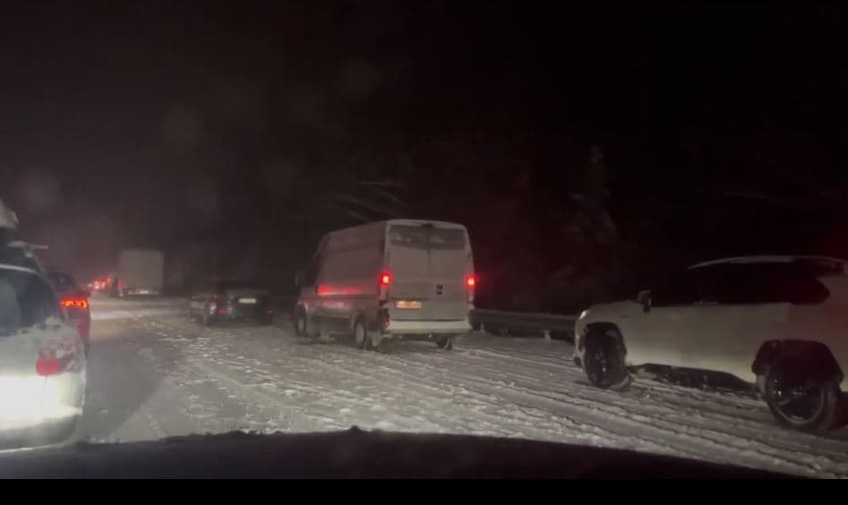 Bora bllokon autostradën A1 në Slloveni, mërgimtari: 4 orë pa lëviz, jam me gruan dhe fëmijët e vegjël