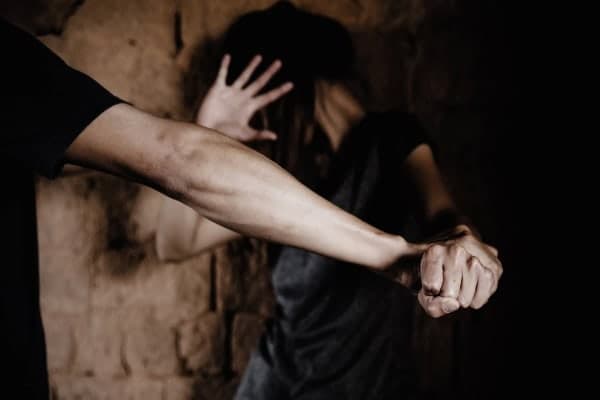 Policia raporton për gjashtë raste të grave viktima të dhunës në familje